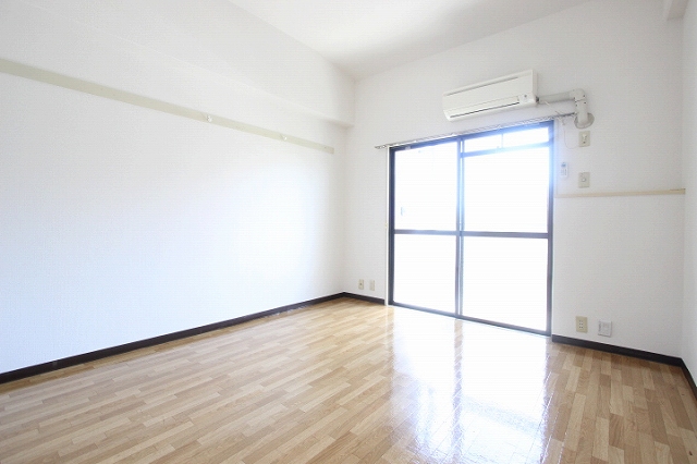 居室・リビング　同物件別号室の写真