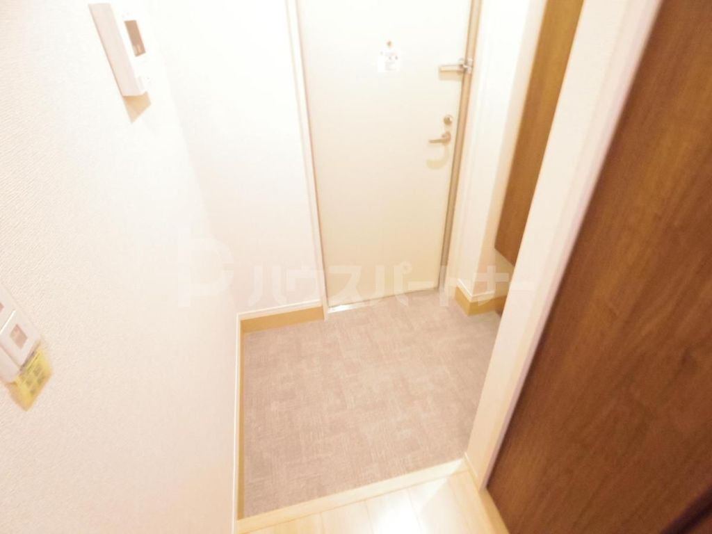 玄関　同物件別号室の参考写真です。