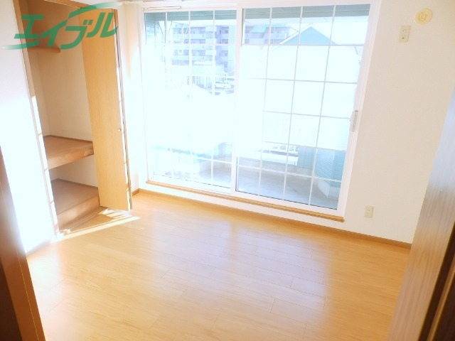 居室・リビング　同物件別室の写真です