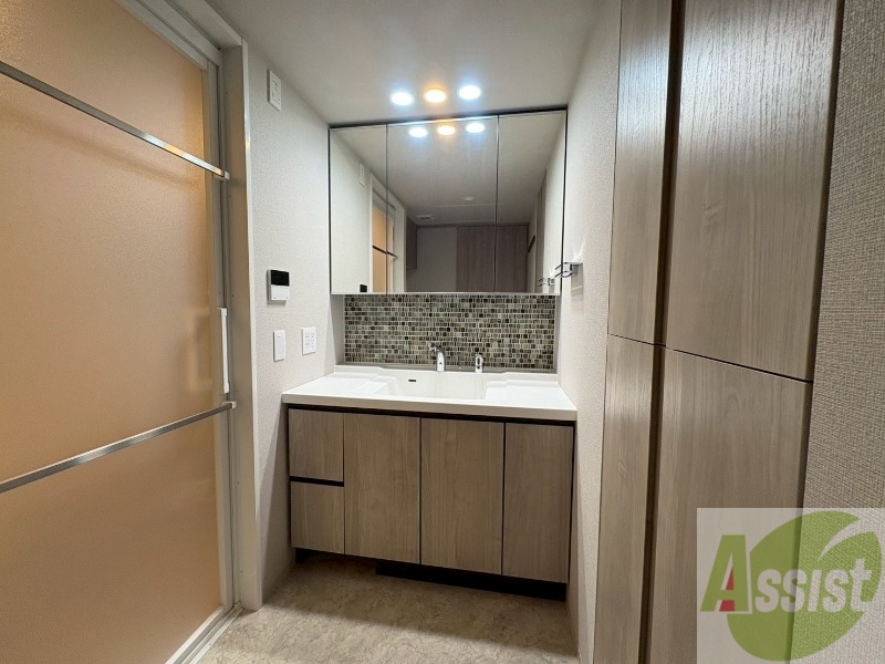 洗面設備　独立洗面台です。大きくてよいですね。シャンプーもできます！