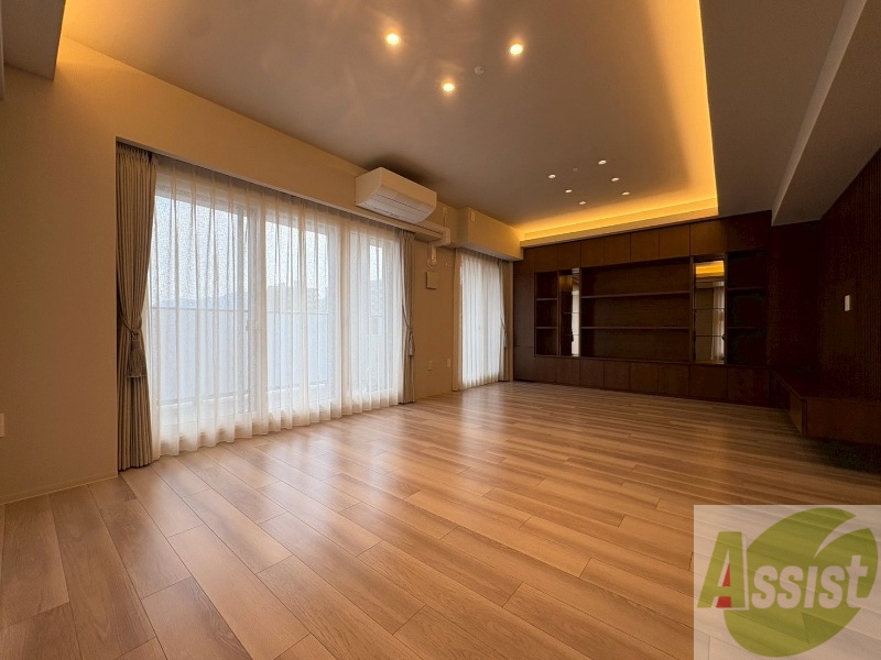 居室・リビング　木目のフローリングは落ち着きのある印象のお部屋になりますね。