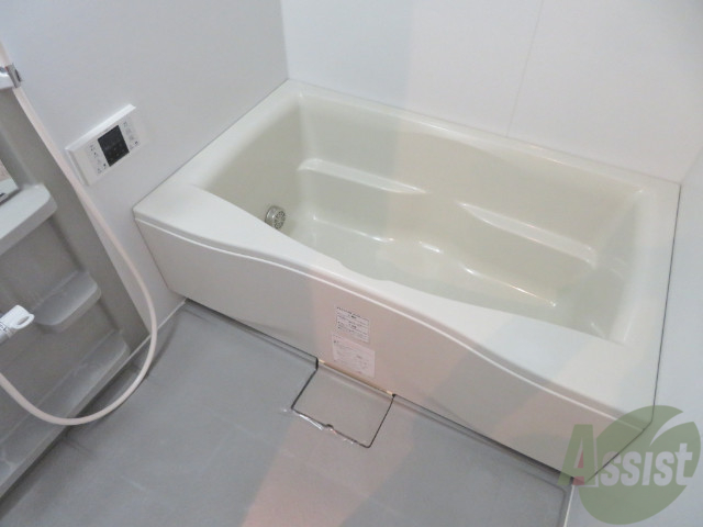 バス・シャワールーム　お風呂はこんな感じです。追い炊き機能があるので便利です