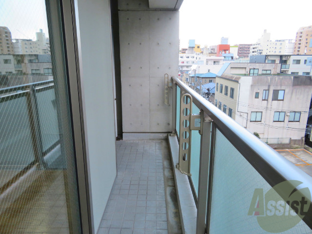 バルコニー　ベランダは広いので、洗濯が干せそうです。