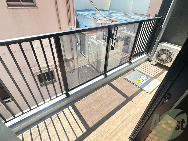 バルコニー　こちらはバルコニー。洗濯物が干せるようになっています。