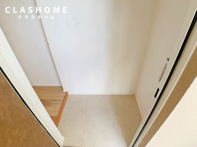 玄関　同物件の別部屋になります。