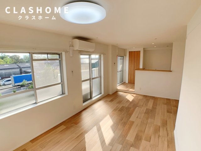 居室・リビング　同物件の別部屋になります。