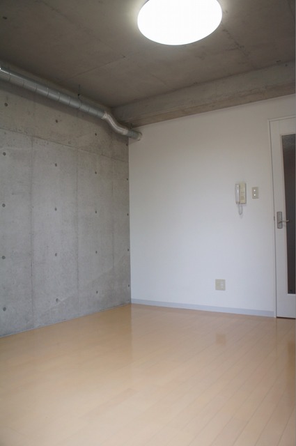 居室・リビング　コンクリート打ちっぱなしがお部屋をスタイリッシュに♪