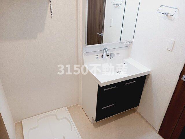 洗面設備　ゆったりとスペースのある洗面所