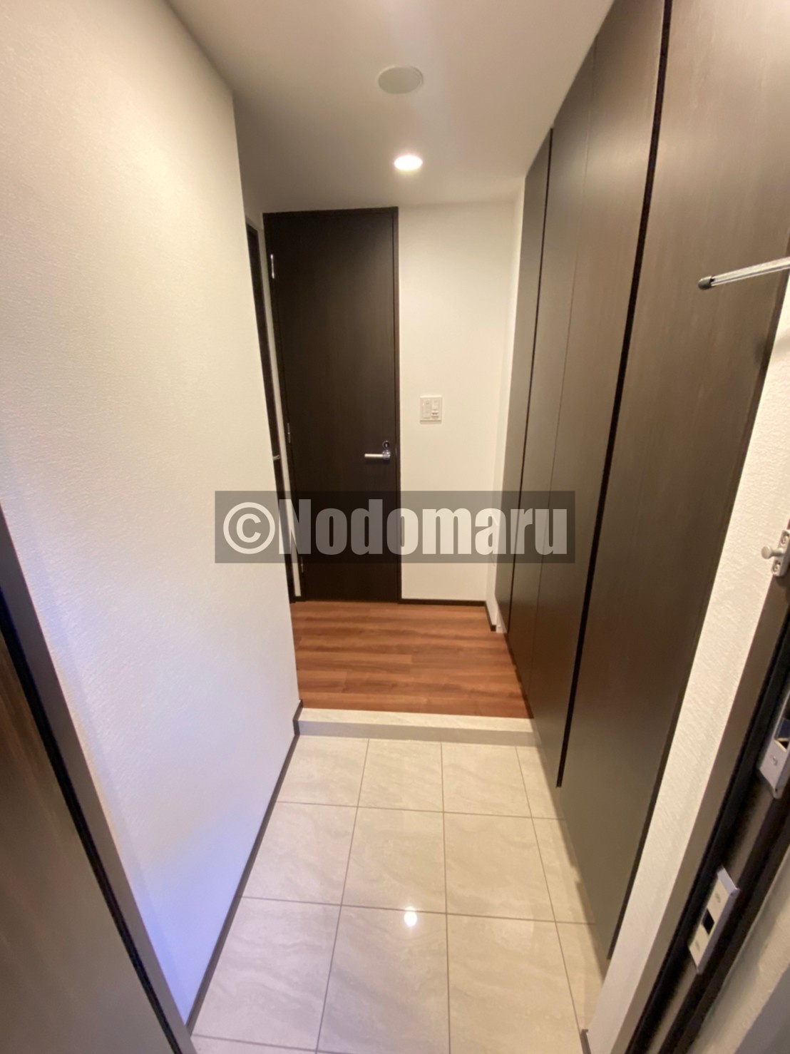 玄関　※写真は同タイプの別部屋になります