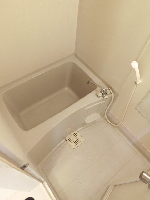 バス・シャワールーム　清潔感のあるバスルームで１日の疲れを癒しましょう。