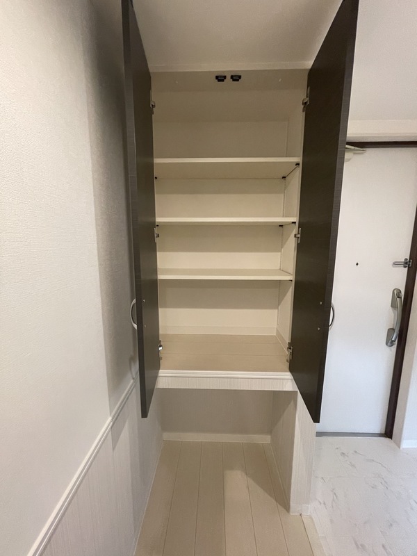 玄関　玄関にも収納あり