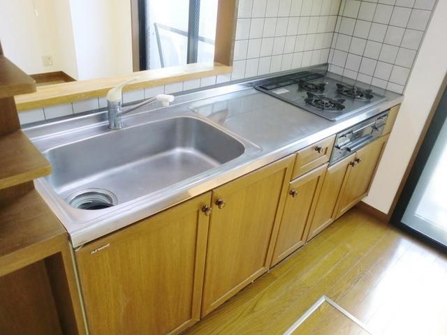 キッチン　★三口ガスコンロ付のキッチンです★