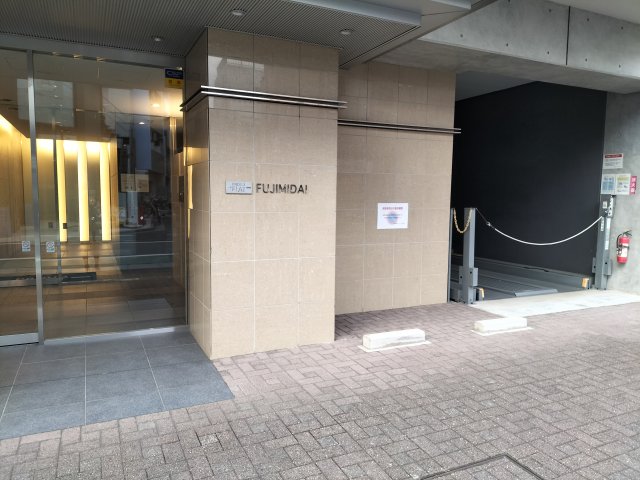 エントランス　※右手は機械式駐車場（現在空きはございません）