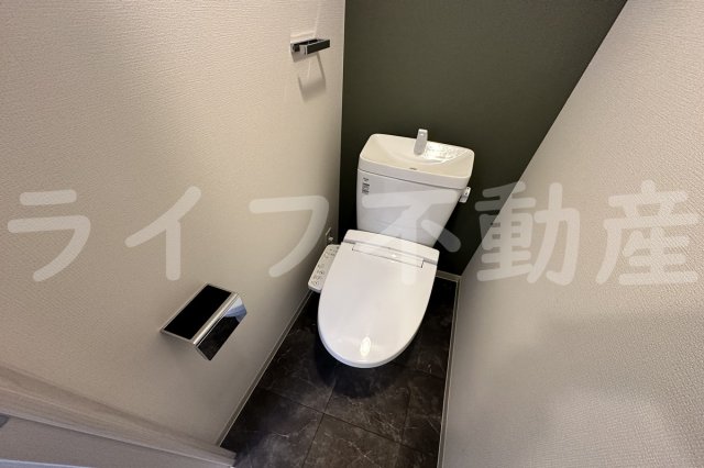 トイレ　落ち着いた色調のトイレです