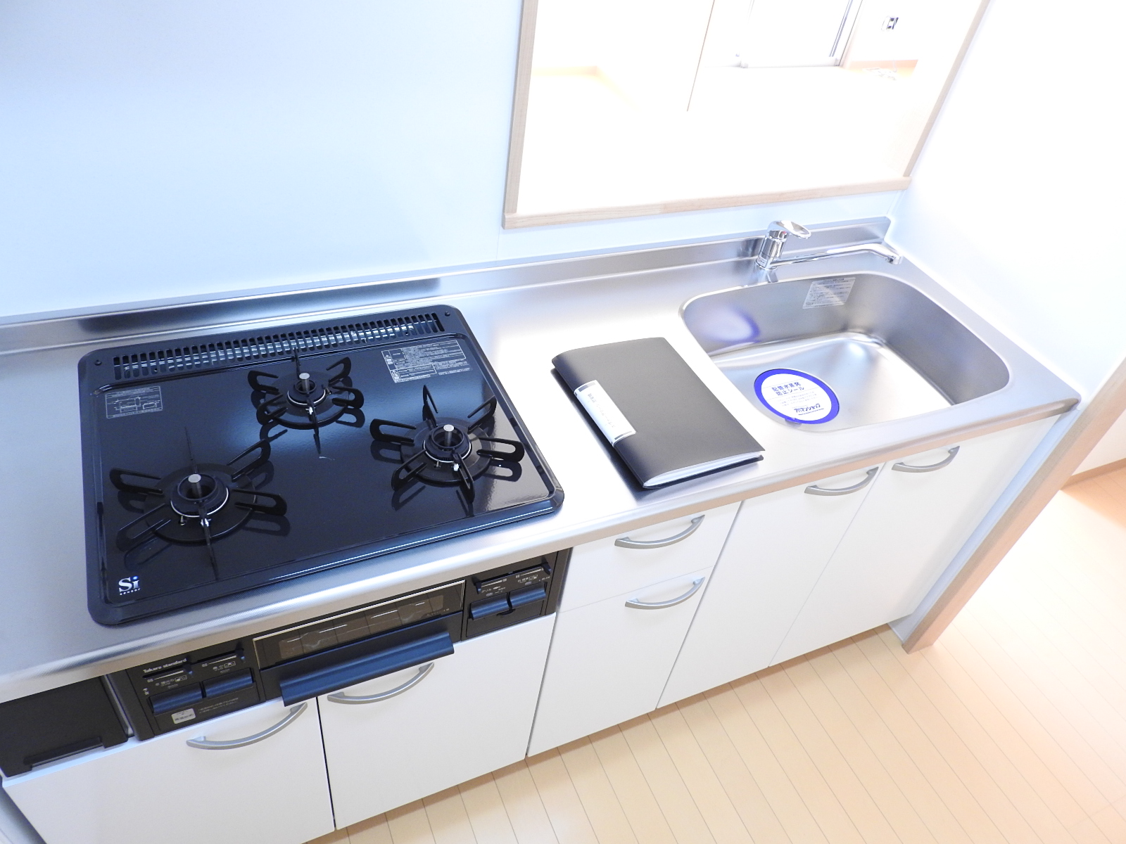 キッチン　3口コンロのシステムキッチン