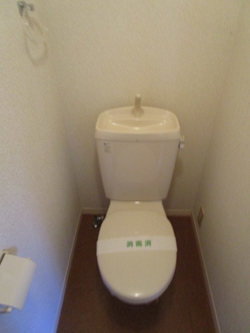 トイレ　落ち着いた色調のトイレです