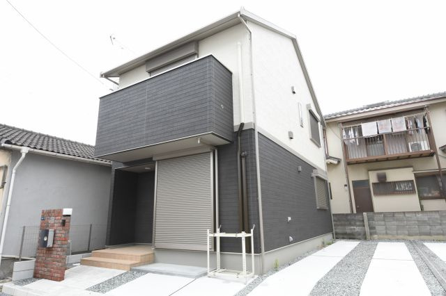 建物外観　うれしい無料駐車場２台分完備！！