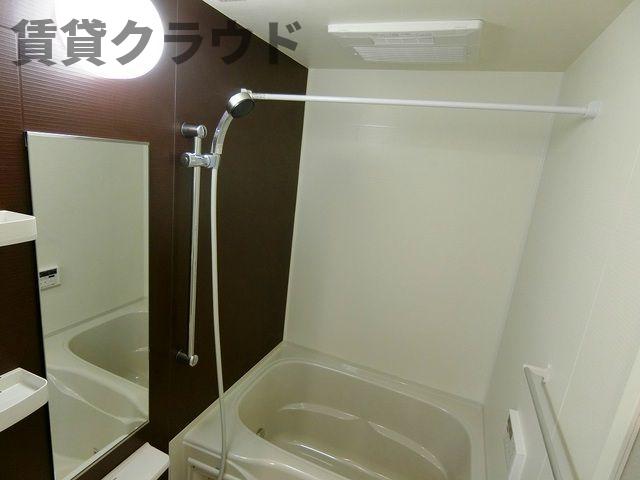 バス・シャワールーム　アクセントパネルがおしゃれなバスルーム♪