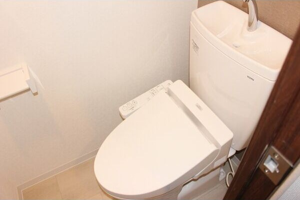 トイレ　※写真は同じマンションの違う部屋のものになります。
