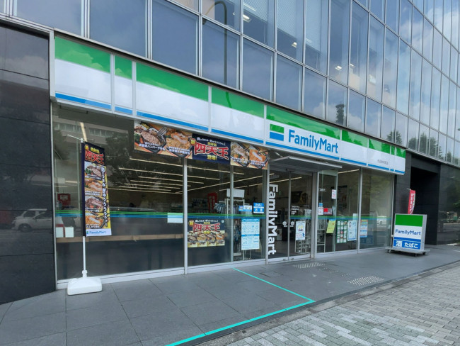 コンビニ　ファミリーマート市谷本村町店（コンビニ）まで141m