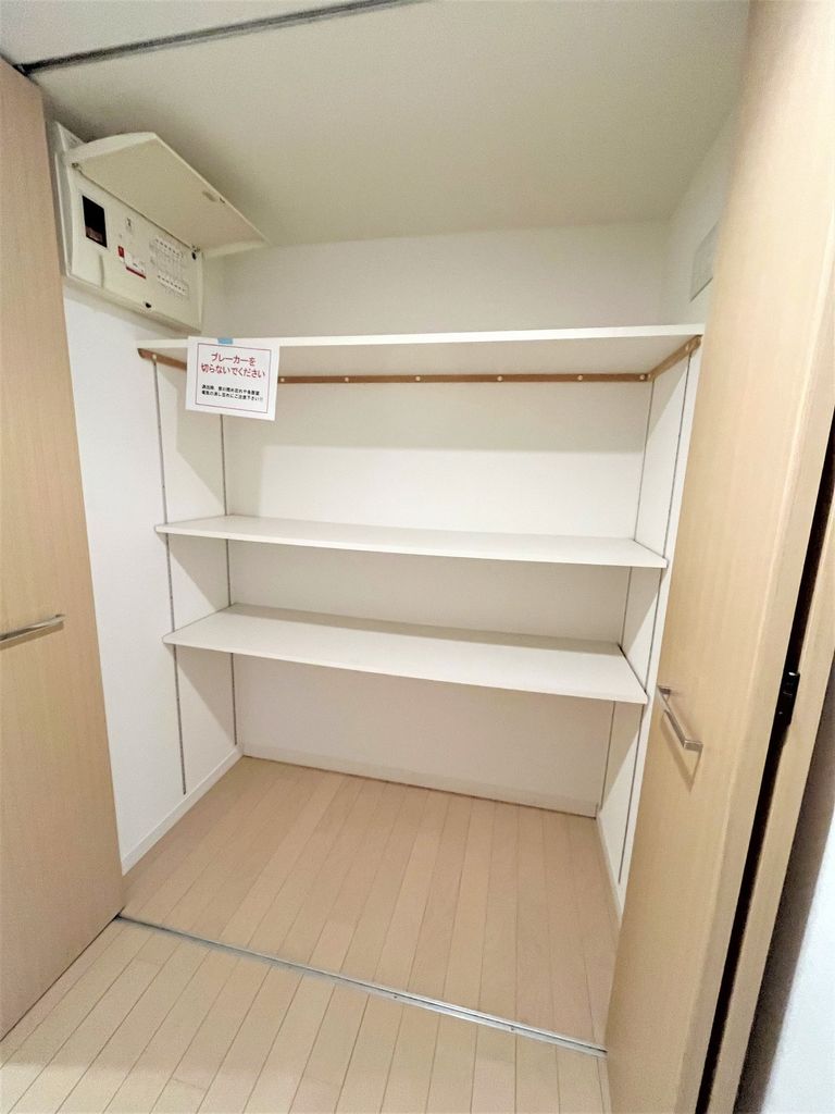 収納　玄関ホール物入