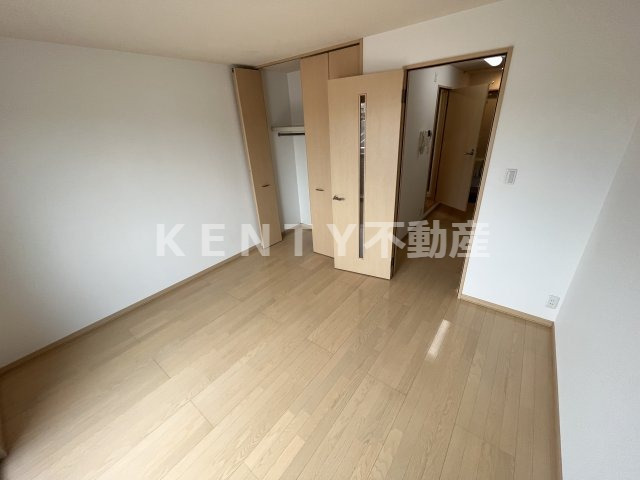その他部屋・スペース　落ち着いた色調の寝室です