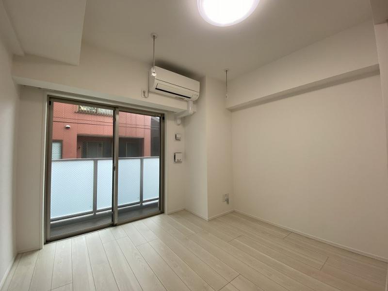 居室・リビング　落ち着いた色合いの床材を使用した居住空間です。