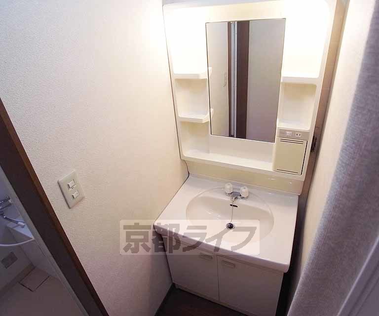 洗面設備　独立の洗面台です。