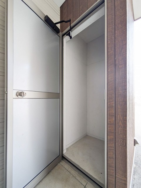 収納　玄関外　物入（別部屋写真）