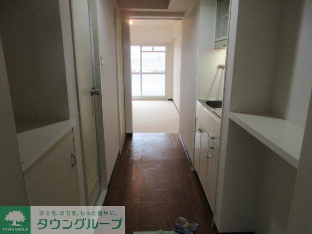 その他　玄関から洋室