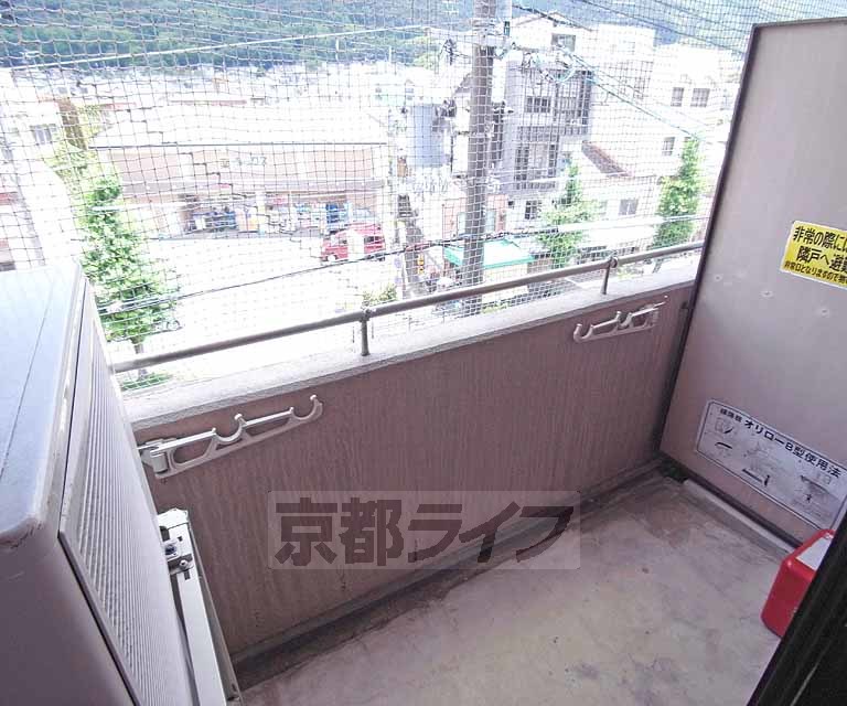 バルコニー　広めのバルコニーと表は白川通・