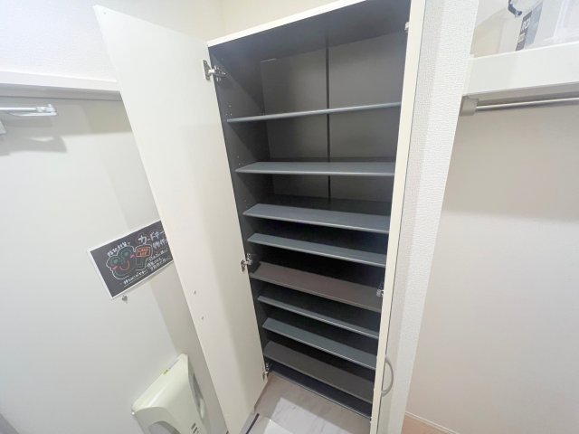 収納　大きいシューズボックスは靴がいっぱい入れれますね。