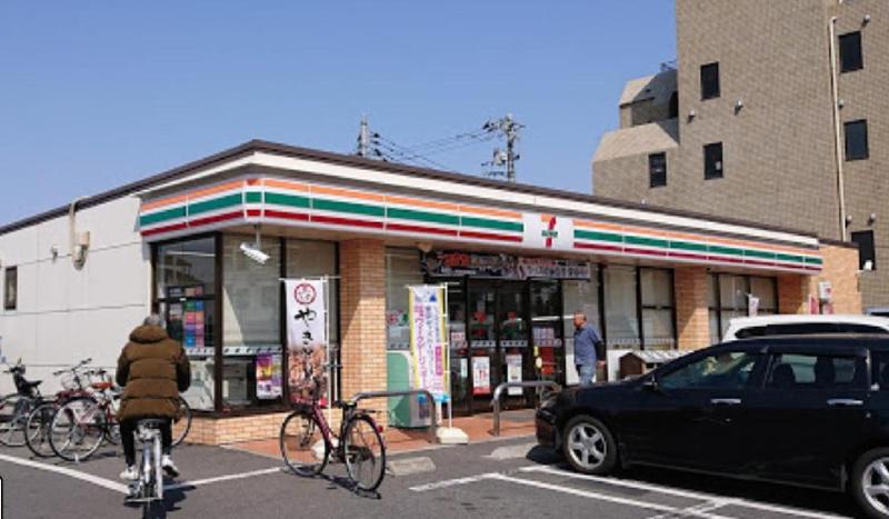 コンビニ　セブンイレブン（コンビニ）まで137m