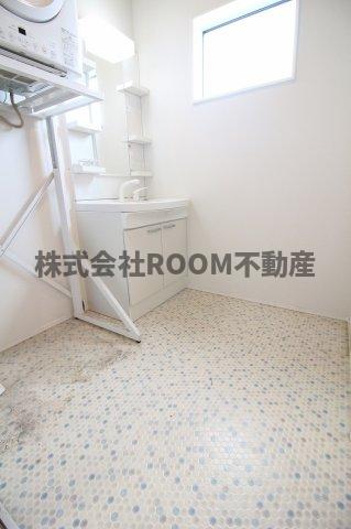 洗面設備　明るい洗面所です