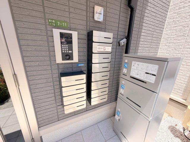 ロビー　ロビーにある各部屋毎のメールボックス。
