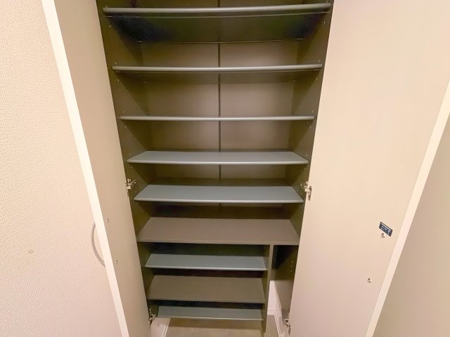 収納　大きいシューズボックスは靴がいっぱい入れれますね。