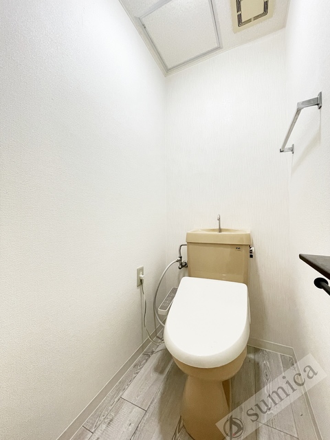 トイレ　人気アイテムも温水洗浄便座。清潔感のあるトイレです。