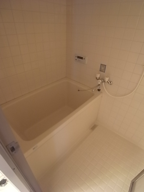 バス・シャワールーム　お風呂・トイレ別々のセパレートです