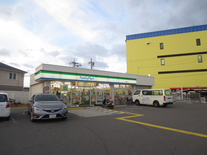 コンビニ　ファミリーマート八幡国道店（コンビニ）まで1200m