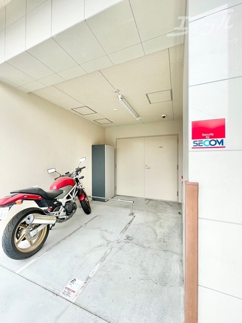 駐車場　バイク置き場完備