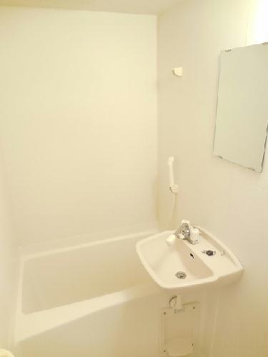 バス・シャワールーム　風呂・トイレ別になっています。