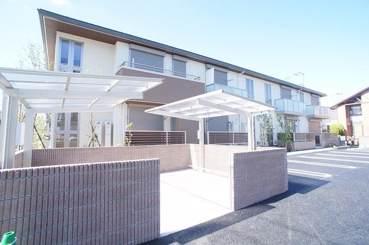 建物外観　敷地内駐車場・屋根付き駐輪場