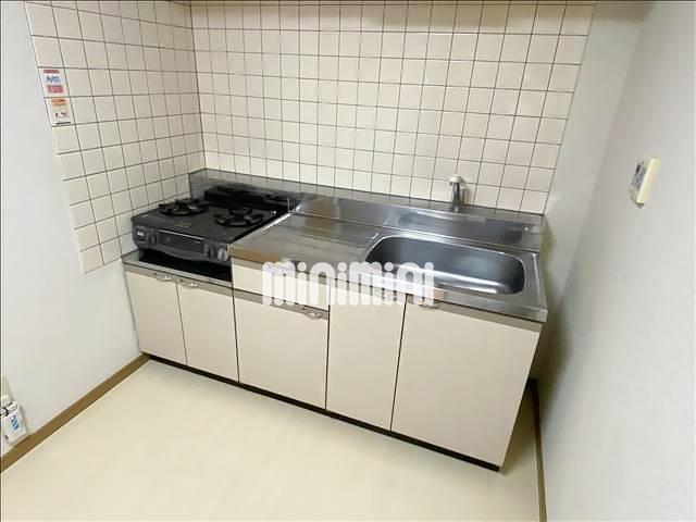 キッチン　まな板もしっかり置けてお料理が捗りますね。