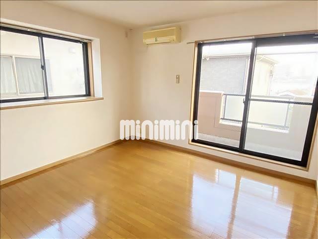 居室・リビング　角部屋で２面採光です。