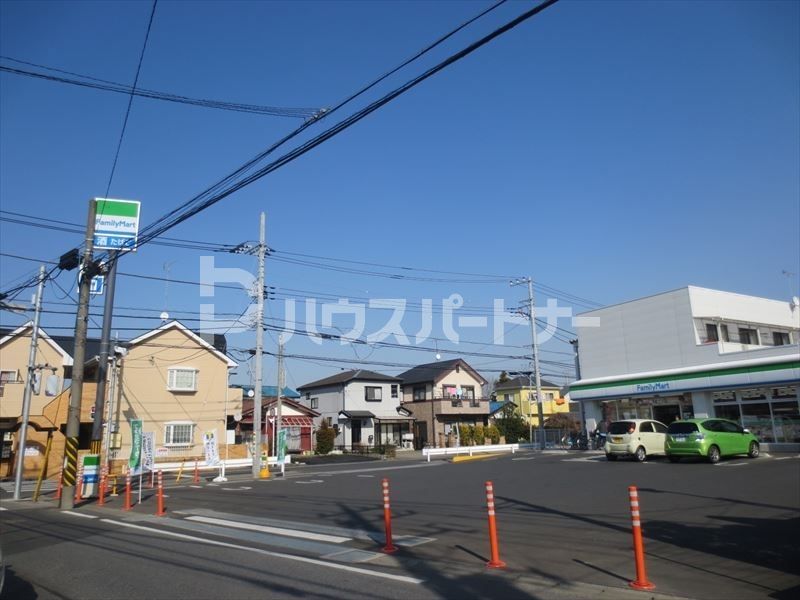 コンビニ　ファミリーマート 西原三丁目店（コンビニ）まで560m