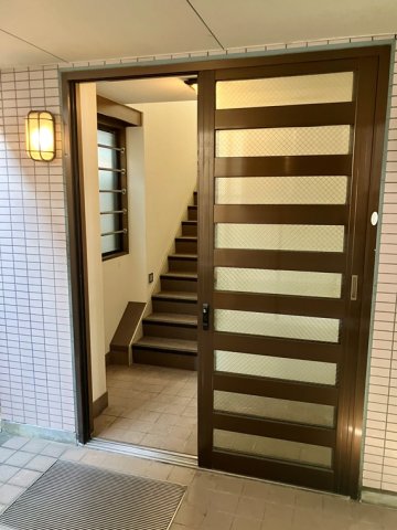エントランス　重厚感のある建物デザイン♪