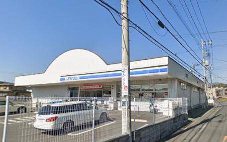 コンビニ　ローソン伊勢原高森七丁目店（コンビニ）まで325m