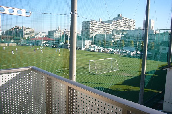 その他　バルコニーから南東の眺望！東京ガスのサッカーグラウンドです♪