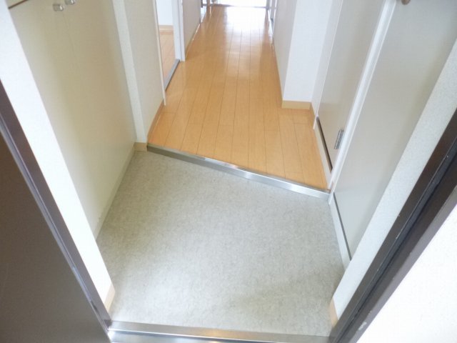 玄関　異なる号室の室内写真です