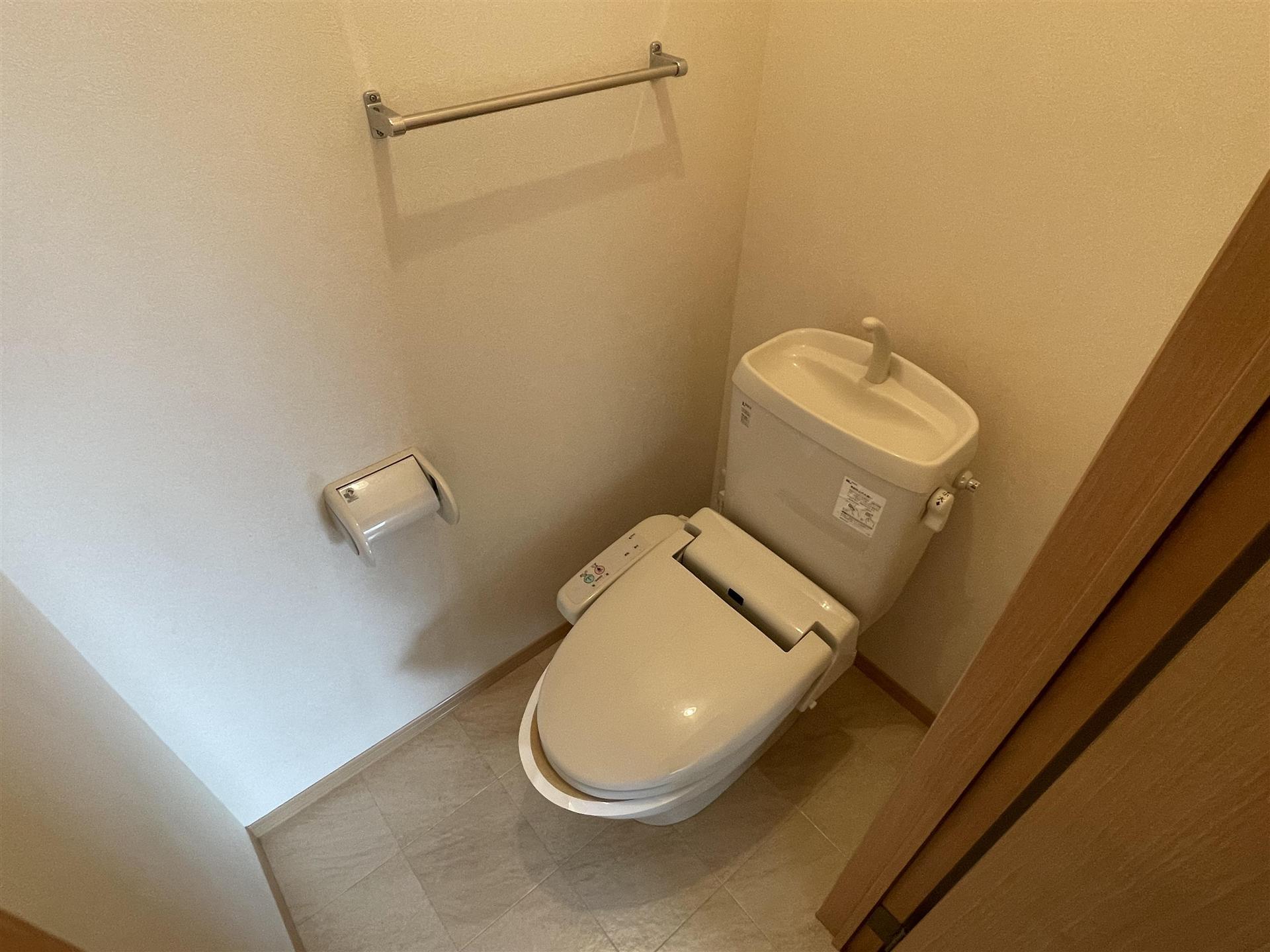 トイレ　温水洗浄便座付きの清潔感のあるトイレです